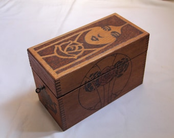 Caja de madera vintage grabada en estilo Art Nouveau con motivo de mujer y rosas