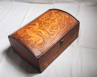 Vintage-Holzkiste mit eingravierten Wikingermotiven wie Drachen, Vögeln, Hirschen und Schlangen