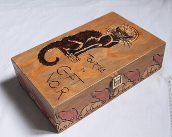 Coffret en bois gravé Tournée du chat noir dans le style Art Nouveau