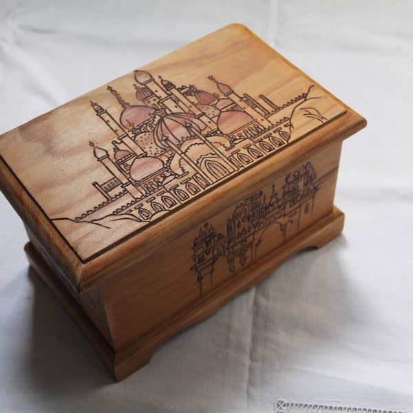 Boite en bois gravé de chateaux de contes de fées