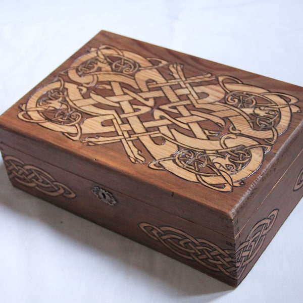 Coffret en bois vintage gravée de motifs celtiques