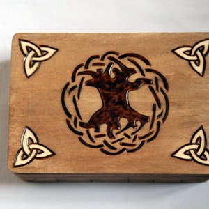 Boite en bois gravé viking, motif Yggdrasil, runes et entrelacs image 2