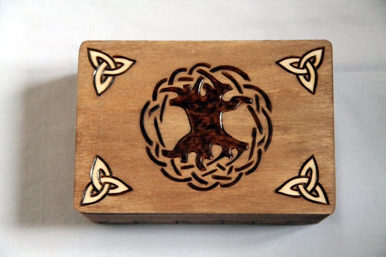 Boite en bois gravé viking, motif Yggdrasil, runes et entrelacs image 2