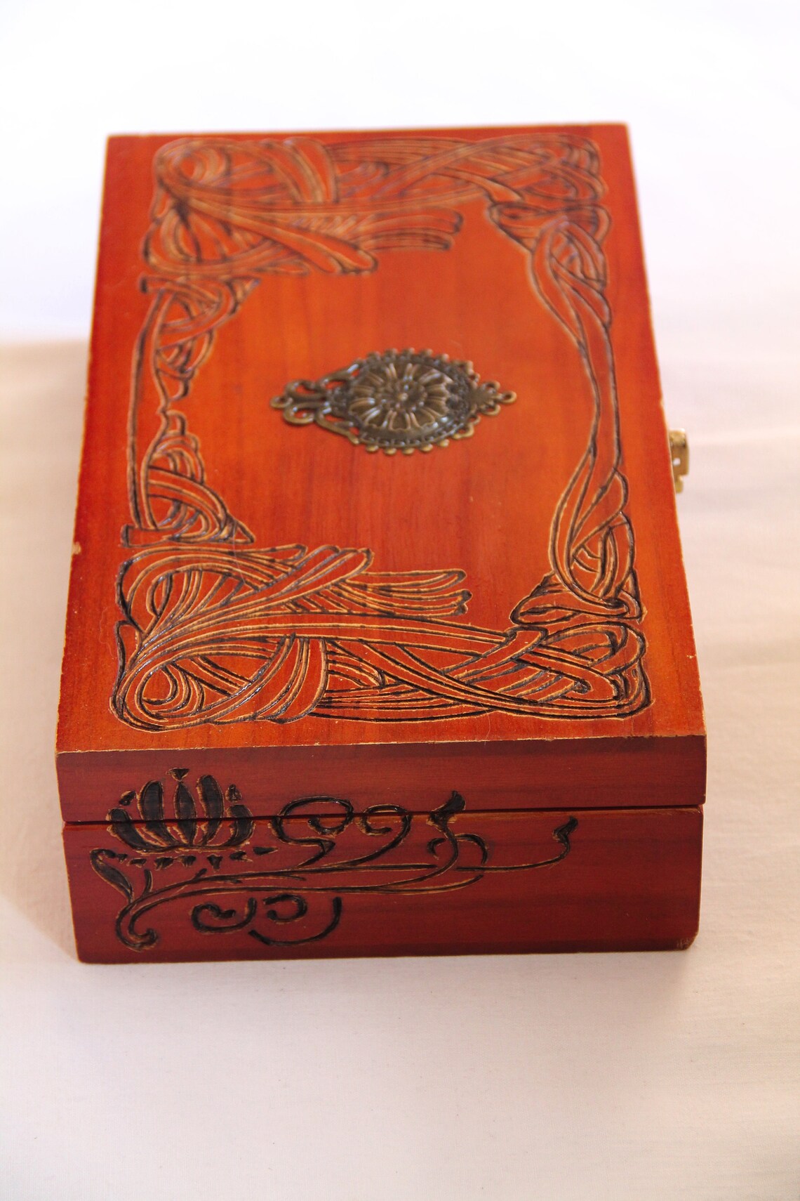 Boîte à Bijoux Vintage En Bois Laqué Et Sculptée - Pièce Ancienne Décorative, état Excellent
