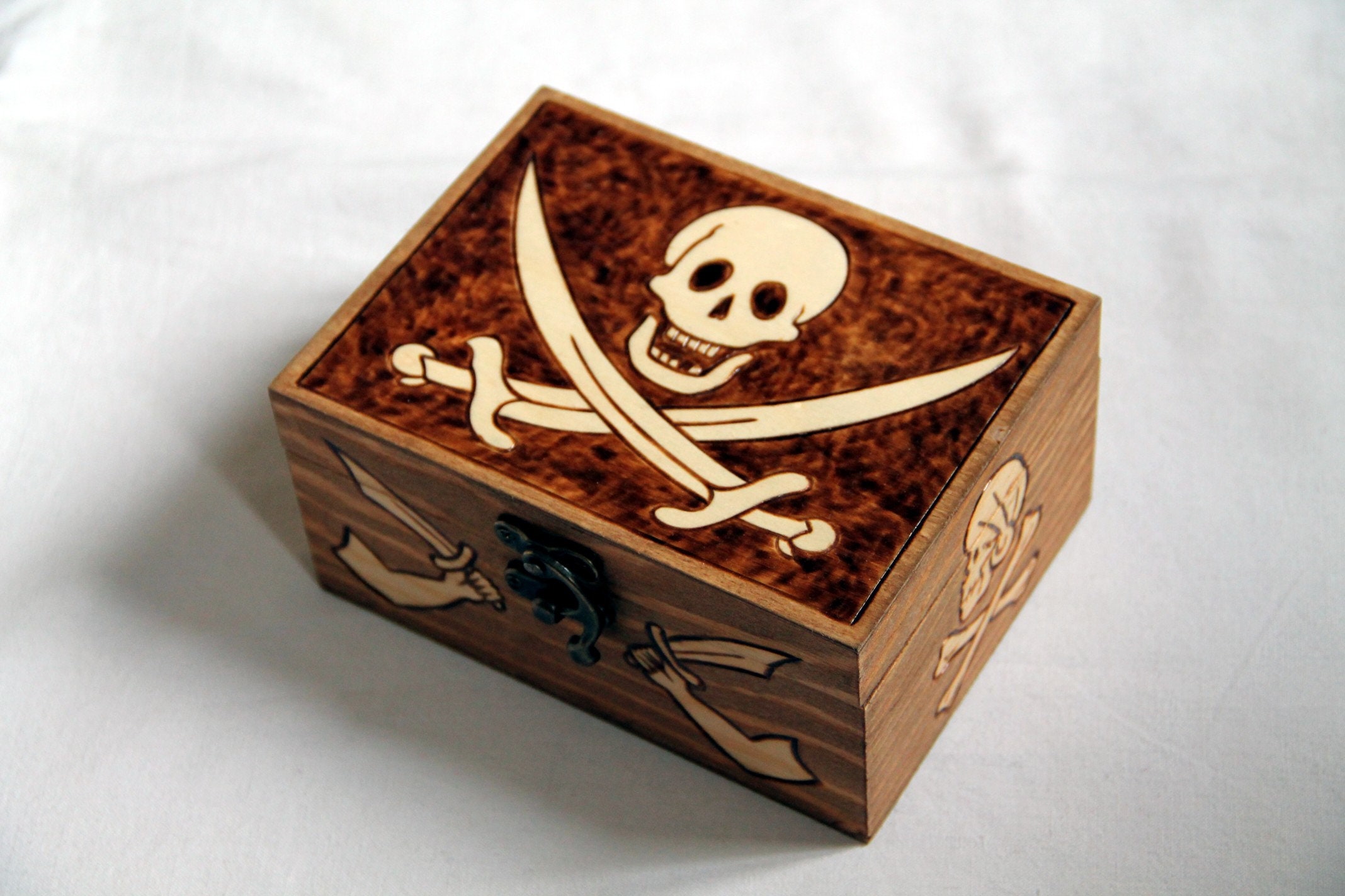 Boite en Bois Gravé Thème Pirate Pavillon Noir, Gravure à La Main