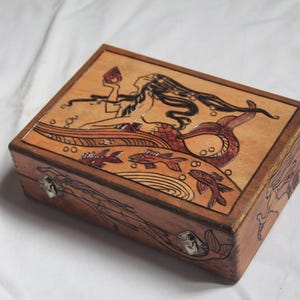 Vintage Holzkiste mit Meerjungfrauen-Gravur im Jugendstil