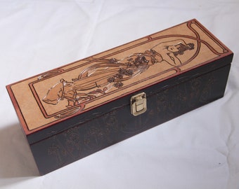 Coffret en bois gravé dans le style Art Nouveau, représentant "L'éclat du jour" de Mucha