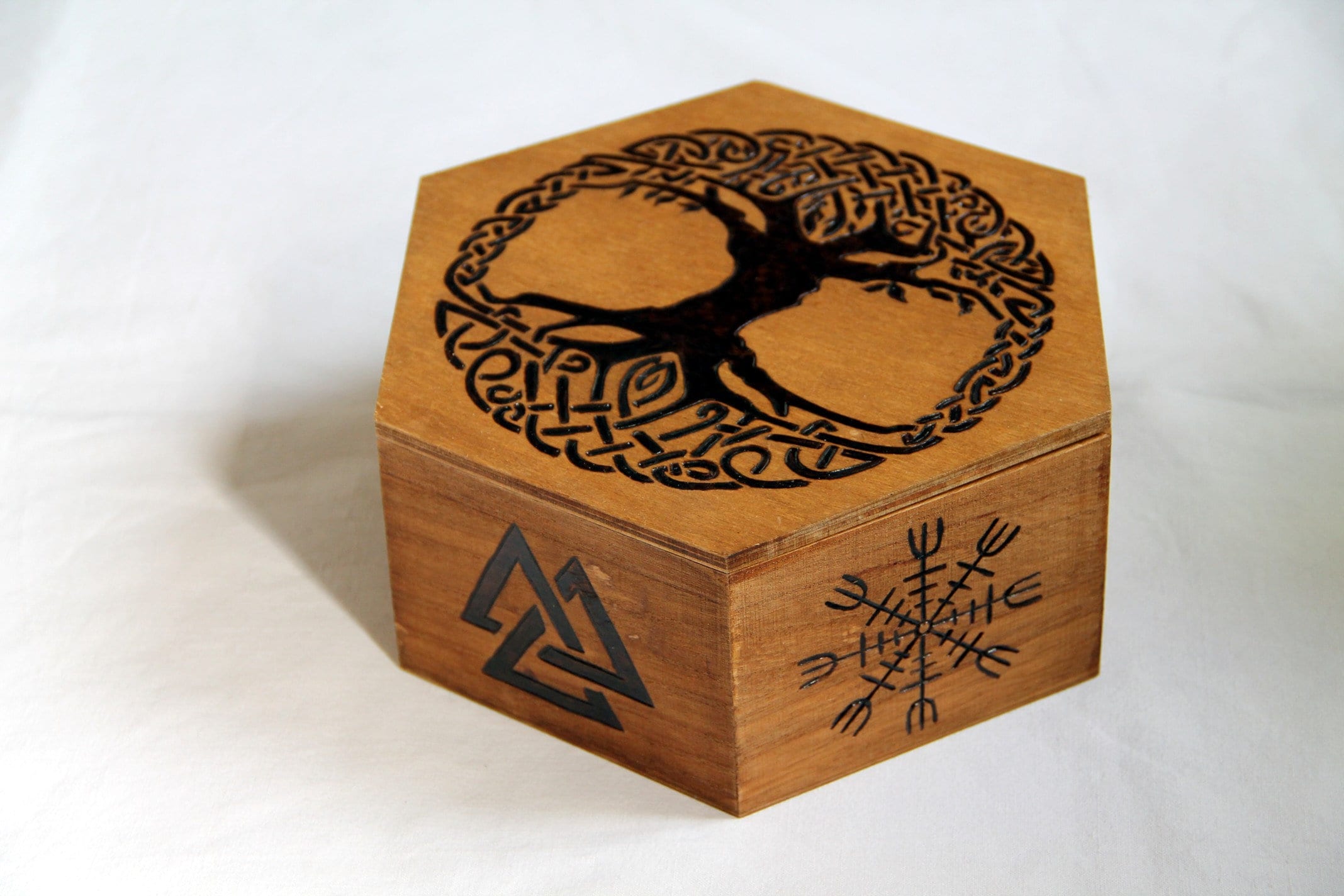 Coffret en Bois Gravé de Motifs Vikings Traditionnels, Tels Que Yggdrasil L'arbre Vie, Le Valknut, V