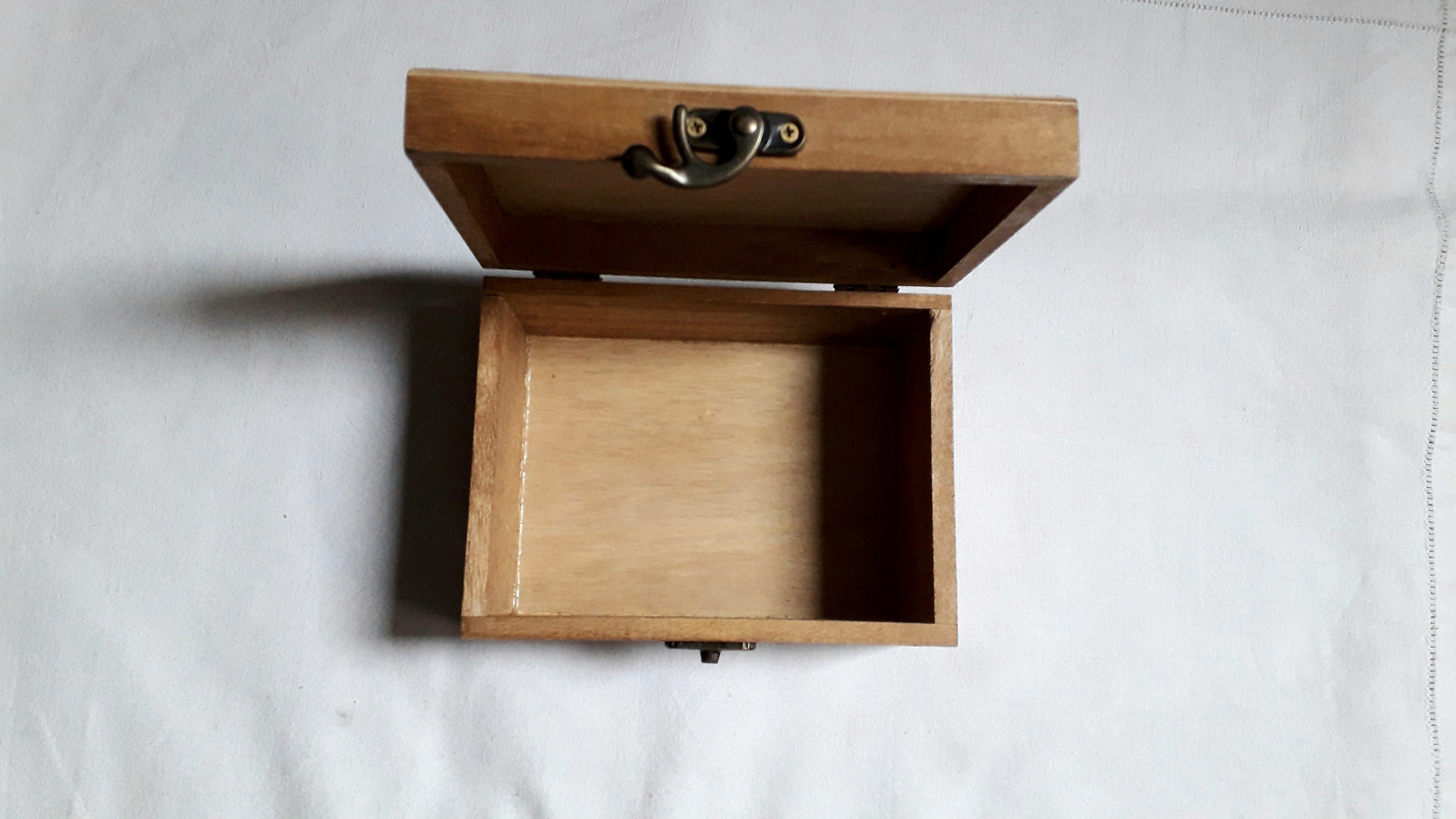 Coffret vkng en bos gravé du Valknut entouré de runes. Boîte pour