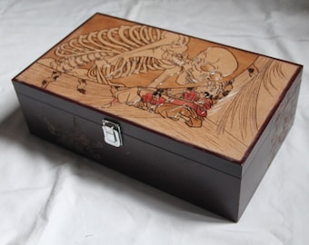 Coffret vintage en bois gravé, motifs yokai japonais