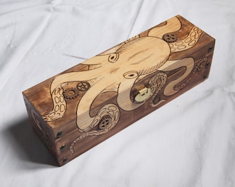 Vintage gravierte Holzbox im Steampunk-Stil mit Oktopus-Motiv