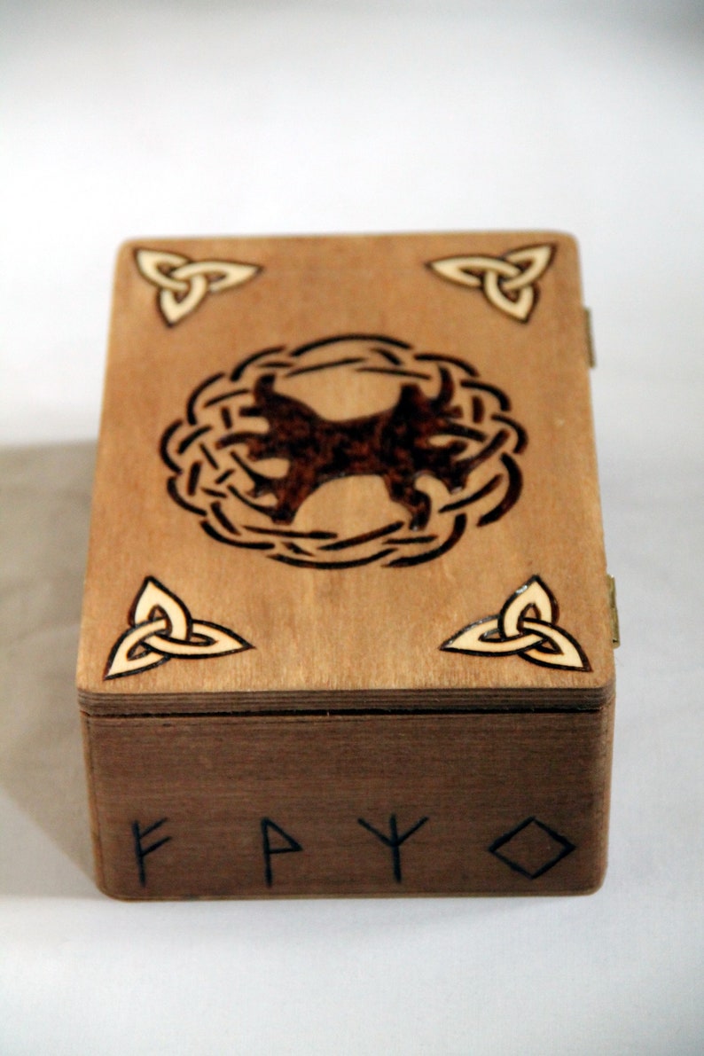 Boite en bois gravé viking, motif Yggdrasil, runes et entrelacs image 4