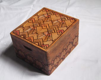 Vintage-Holzkiste mit gravierten Art-Deco-Motiven
