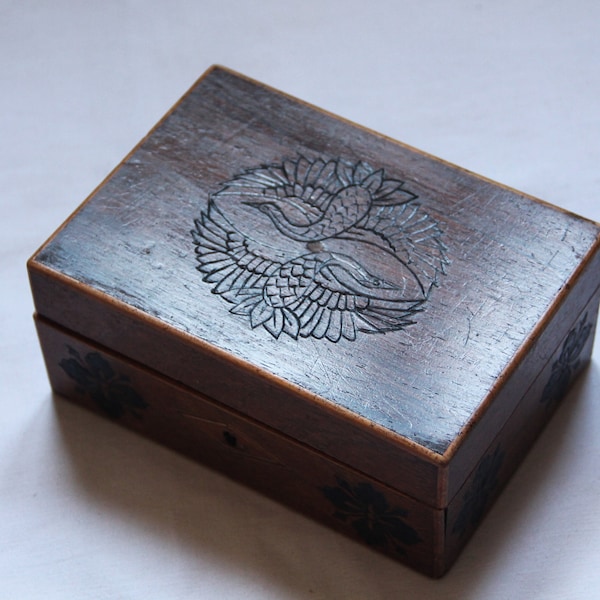 Coffret vintage en bois gravé, motifs japonais