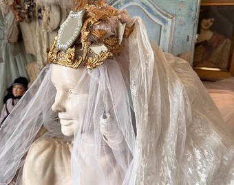 Un maravilloso velo de novia francés antiguo con un adorno de cobre dorado, con espejos.