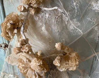 Antic kroon, tiara van grote gewaxte bloemen, rozen uit Frankrijk