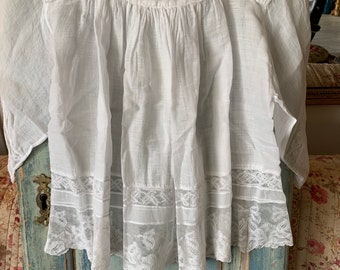 Belle petite blouse anti-Français avec dentelle