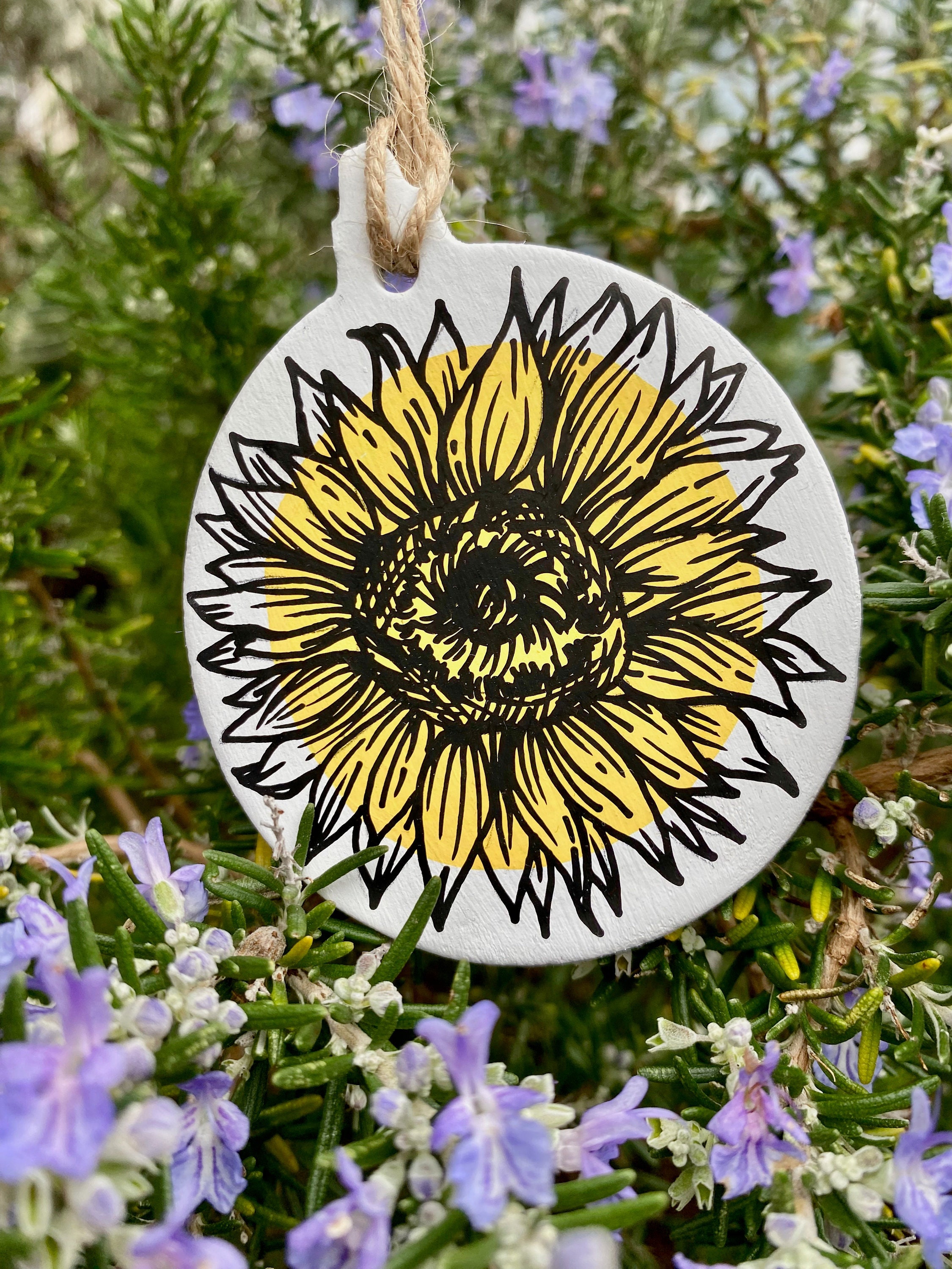 Adorno de arcilla de girasol dibujado a mano: decoración floral primaveral