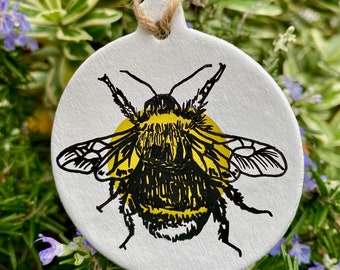 Adorno de arcilla de abeja dibujado a mano: decoración de Pascua de primavera