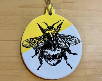 Adorno de arcilla de abeja dibujado a mano: Decoración de primavera