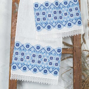 Ukrainisches Handtuch – weißes Ruschnyk-Leinen mit blauem Kreuzstich