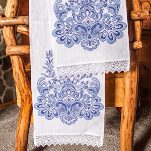 Besticktes Ukrainisches Ruschnik – Traditionelles Leinenhandtuch mit dem Baum des Lebens