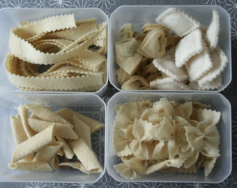 Pâtes en feutre pour faire semblant : parpadelle, farfalle, penne et tortellini