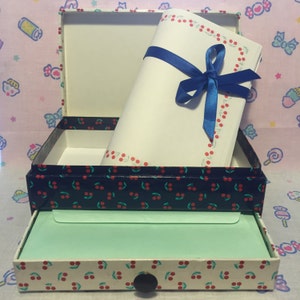 Caixa de correio de papelaria vintage Busquets com papéis e envelopes - Set de hojas y sobres Busquets, diseño cerezas 90s