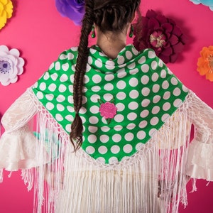 Mantoncillo Verde a lunares con apliques de rosas bordadas. Baile flamenco Danzas Españolas Gitana