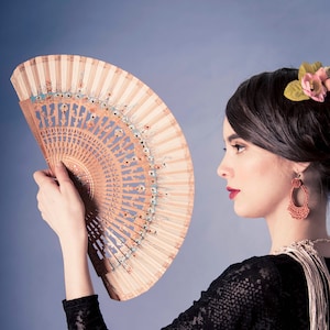 Abanico Alta gama calado y fileteado. Pintado delicadamente con florcitas ambas caras - Flamenco Español