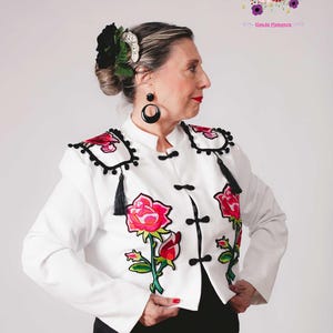 Chaqueta Torera Española con aplique de flor Bordada y Madroños Blanca. Baile Flamenco. Danzas Españolas