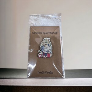 Gnome needle minder