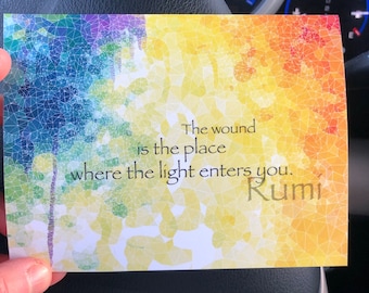 Puede incluir: Una tarjeta colorida con una cita de Rumi: "La herida es el lugar donde la luz entra en ti."