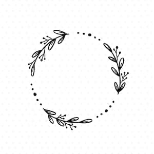 Puede incluir: Corona floral en blanco y negro con un borde de puntos. La corona est&aacute; hecha de hojas y bayas simples dibujadas a mano.