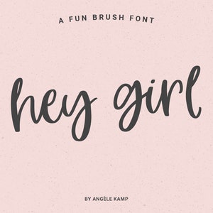 Peut inclure: Conception graphique numérique avec l'expression "hey girl" en police pinceau gris foncé. Le texte est placé sur un fond rose clair moucheté. Les mots "A FUN BRUSH FONT" et le nom du designer sont également inclus.