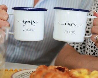 Lot de deux tasses personnalisées en émail « Yours and Mine »