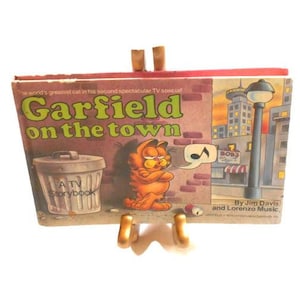 Garfield On The Town by Jim Davis * A Child&#39;s Hardback Book * Vintage Comic Strips 1983