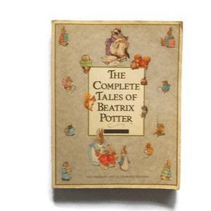 Peut inclure: Un livre relié intitulé "The Complete Tales of Beatrix Potter". La couverture beige clair est ornée d'illustrations d'animaux et d'un rectangle crème central portant le titre.