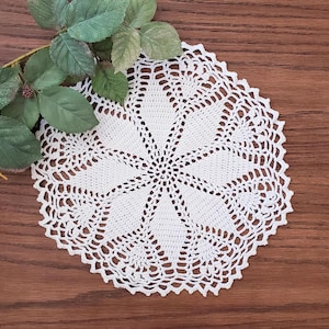 Round Crochet Doily, 12&quot; Table Topper, Vintage Handmade Décor