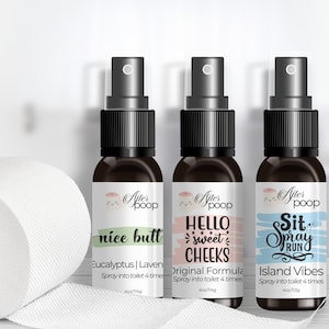 Puede incluir: Tres botellas de spray para el inodoro de 113 g con etiquetas humorísticas. Las etiquetas son blancas con texto negro y diseños coloridos. La primera botella dice "nice butt" con un diseño de hoja de eucalipto verde. La segunda botella dice "hello sweet cheeks" con un diseño rosa y blanco. La tercera botella dice "sit spray run" con un diseño azul y blanco. Las botellas están sobre una superficie blanca con un rollo de papel higiénico.