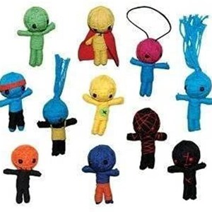 Puede incluir: Una colecci&oacute;n de 12 mu&ntilde;ecas de hilo de colores, cada una con un dise&ntilde;o y una personalidad &uacute;nicos. Las mu&ntilde;ecas est&aacute;n hechas de hilo y tienen una variedad de colores, incluyendo rojo, azul, verde, amarillo y negro. Todas miden aproximadamente 10 cm de alto y tienen un aspecto caprichoso y hecho a mano.