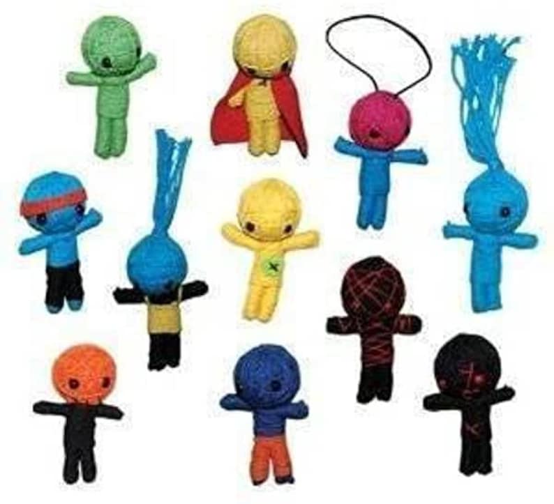Puede incluir: Una colecci&oacute;n de 12 mu&ntilde;ecas de hilo de colores, cada una con un dise&ntilde;o y una personalidad &uacute;nicos. Las mu&ntilde;ecas est&aacute;n hechas de hilo y tienen una variedad de colores, incluyendo rojo, azul, verde, amarillo y negro. Todas miden aproximadamente 10 cm de alto y tienen un aspecto caprichoso y hecho a mano.