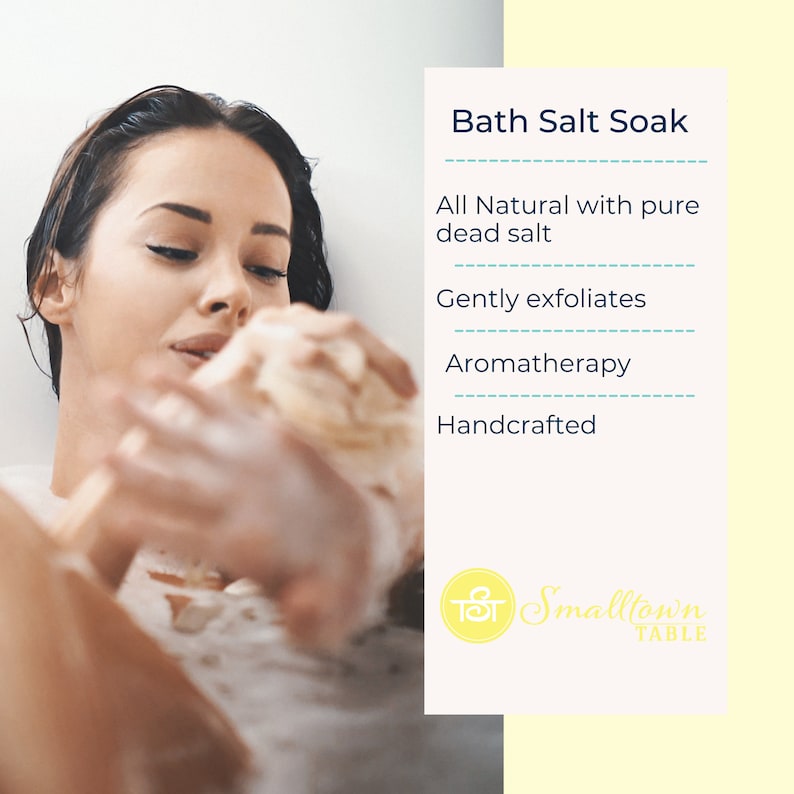 Puede incluir: Una mujer en una ba&ntilde;era est&aacute; usando un ba&ntilde;o de sal. El producto se describe como totalmente natural con sal muerta pura, exfolia suavemente, aromaterapia y hecho a mano. El producto es de Smalltown Table.