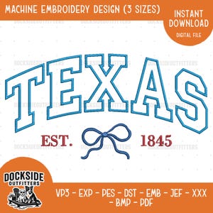Könnte beinhalten: Ein digitales Stickdesign mit dem Wort "TEXAS" in blau umrandeten Buchstaben, das sich oben wölbt. Darunter sind der Text "EST. 1845" und eine blaue Schleife abgebildet. Das Design ist für Maschinenstickerei und in drei Größen erhältlich.