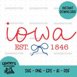 Op de afbeelding: Een rood Iowa-ontwerp met het woord "Iowa" in een cursief lettertype, de tekst "EST. 1846" en een blauwe strik. Een turquoise cirkel zegt "Direct downloaden!" en een turquoise banner zegt "Gentry's Outfitters".