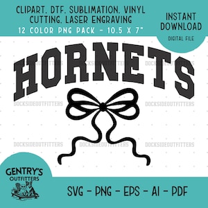 Op de afbeelding: Een digitaal bestand met het woord HORNETS in een vetgedrukt, gebogen zwart lettertype boven een zwarte strik-afbeelding. De tekst bevat CLIPART, DTF, SUBLIMATION, VINYL CUTTING, LASER ENGRAVING, 12 COLOR PNG PACK, 10.5 X 7, INSTANT DOWNLOAD, SVG, PNG, EPS, AI, PDF.