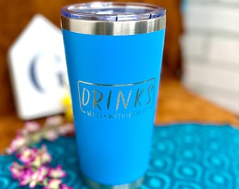 Vaso de 20 oz grabado con láser "Bebe bien con otros"