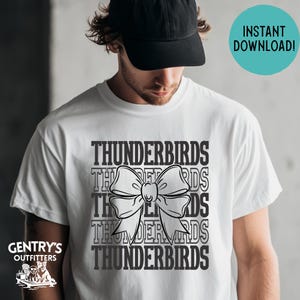 Puede incluir: Camiseta blanca con la palabra "THUNDERBIRDS" apilada varias veces, con un gráfico de lazo en el centro. La camiseta tiene cuello redondo y mangas cortas. El texto "INSTANT DOWNLOAD!" está en un círculo turquesa.