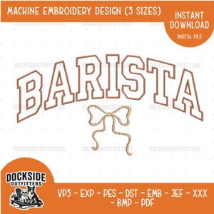 Puede incluir: Diseño de bordado a máquina con la palabra "BARISTA" en una fuente universitaria, arqueada sobre un lazo. El diseño es marrón, con el texto "MACHINE EMBROIDERY DESIGN (3 SIZES)" en la parte superior y "INSTANT DOWNLOAD" en un círculo. El logotipo de DOCKSIDEOUTIFITTERS está en la parte inferior.