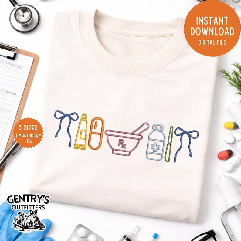 Op de afbeelding: Cr&egrave;mekleurig T-shirt met geborduurde apotheekthema-ontwerpen. Het ontwerp omvat een vijzel en stamper, een pil, een zalfbuis, een medicijnfles en een strik. De woorden "Direct downloaden Digitaal bestand" staan in een cirkel.